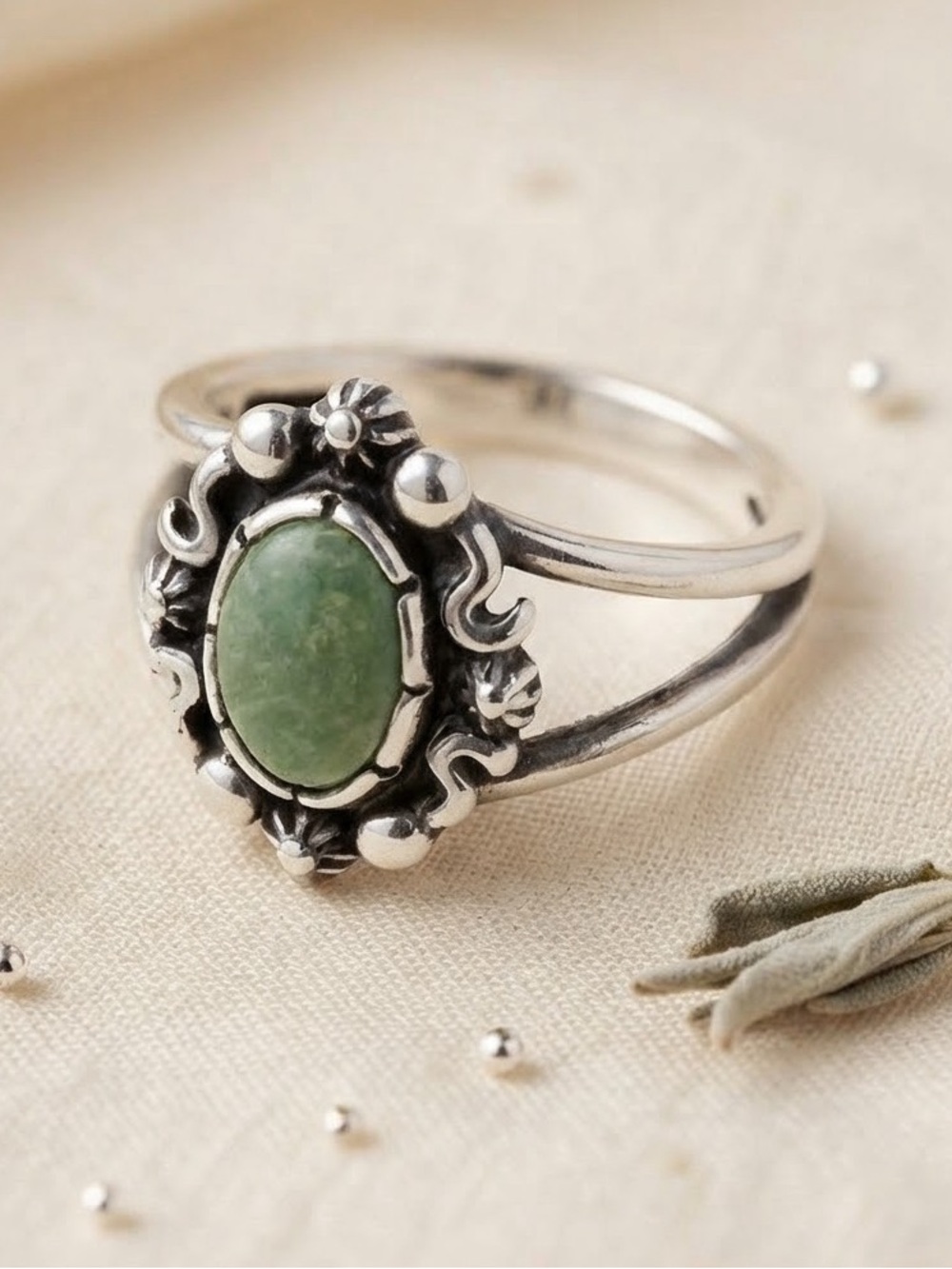 American West - Sterling’s Silver real Green Turquoise Floral Accent Ring size 7
